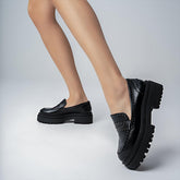 Mocassim Loafer Rebites Tratorado Couro Preto 506021 Carrano